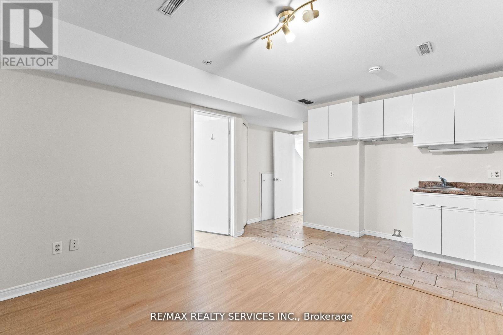 26 Woolwich Street, Kitchener, Ontario  N2K 1R9 - Photo 29 - X12610104