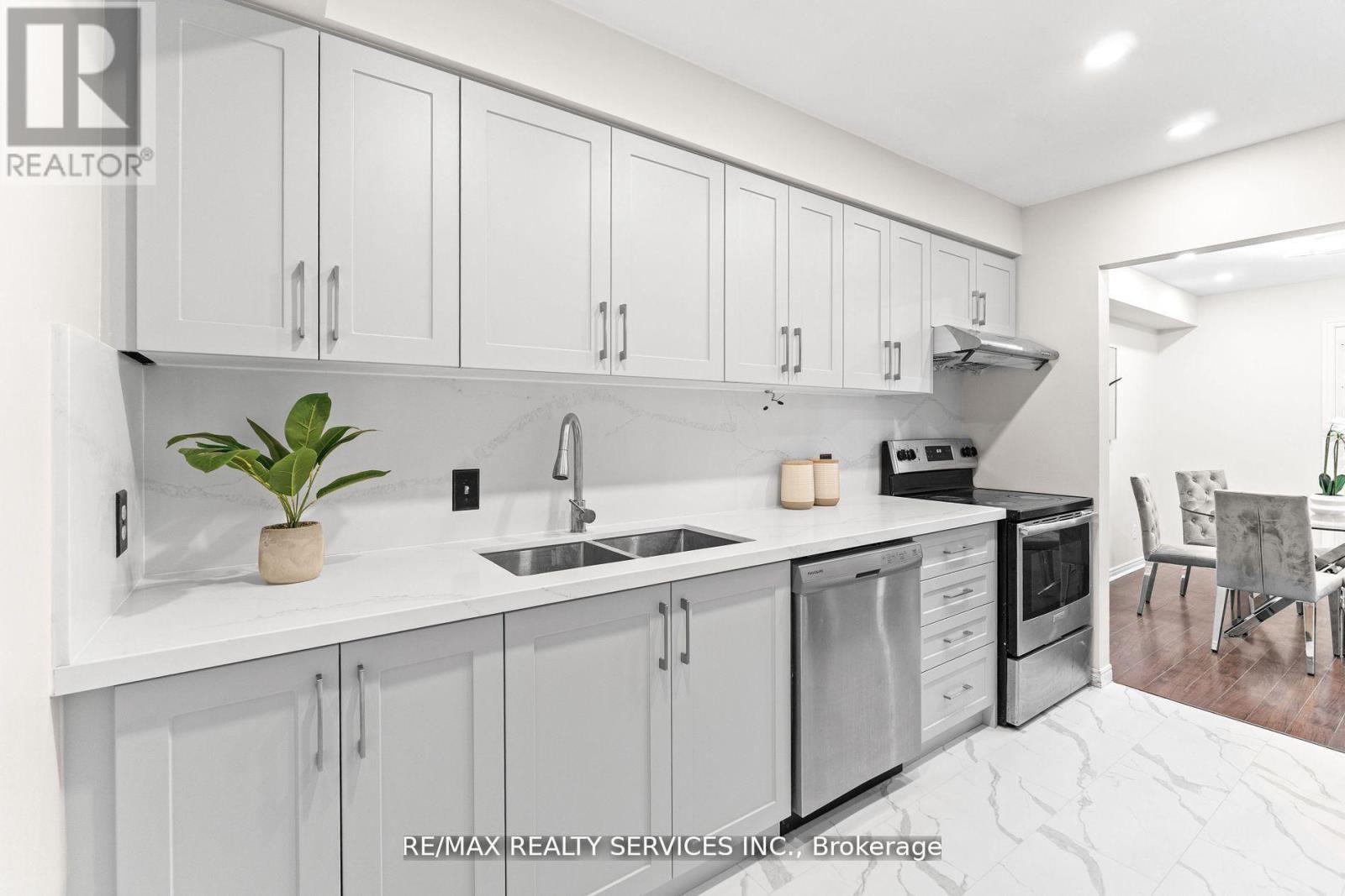 26 Woolwich Street, Kitchener, Ontario  N2K 1R9 - Photo 6 - X12610104