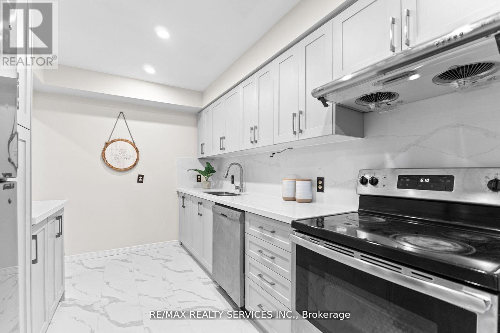 26 Woolwich Street, Kitchener, Ontario  N2K 1R9 - Photo 9 - X12610104