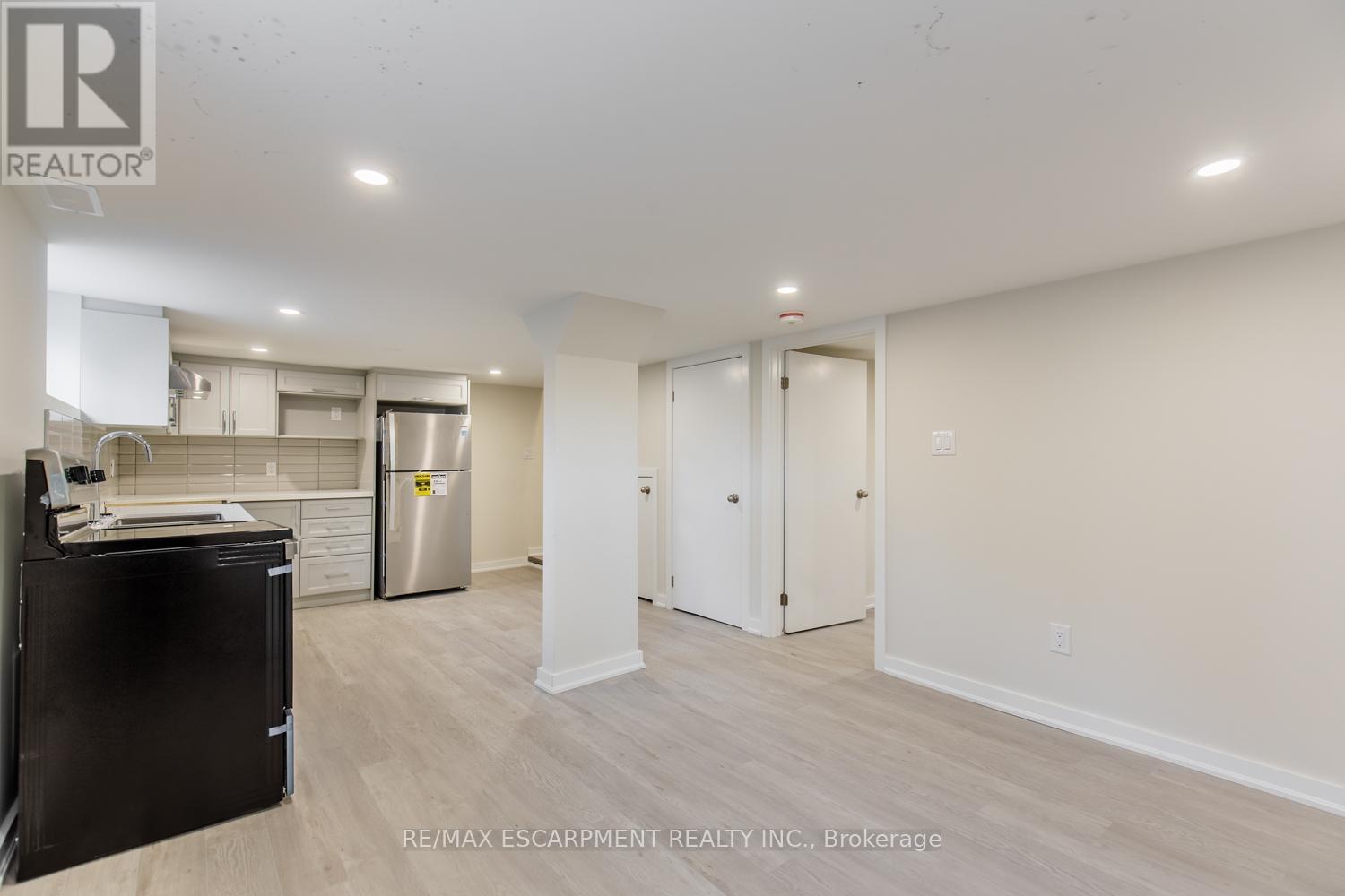 2 - 129 East 22nd Street, Hamilton, Ontario  L8V 2V5 - Photo 5 - X12610154