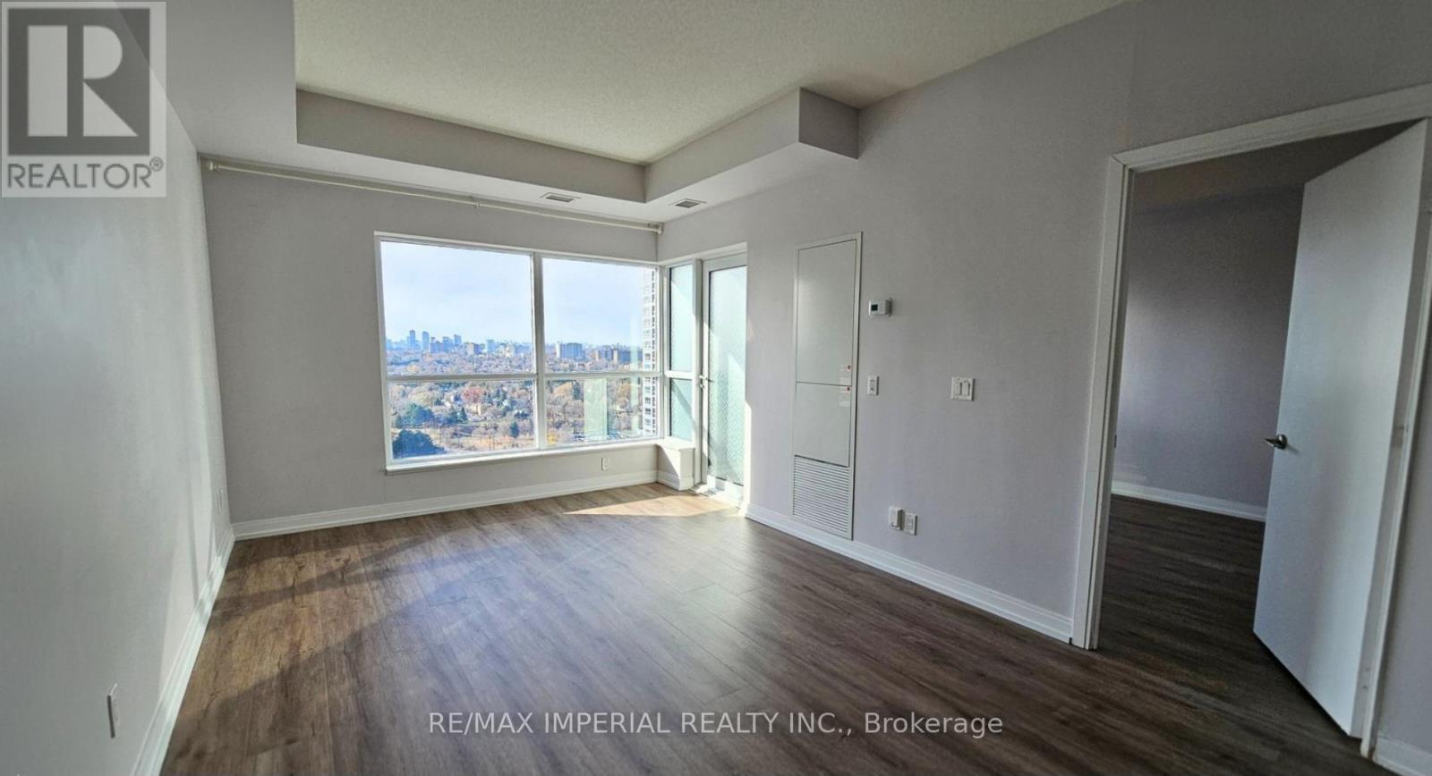 1215 - 181 Village Green Square, Toronto, Ontario M1S 0K6 - Photo 2 - E12610296