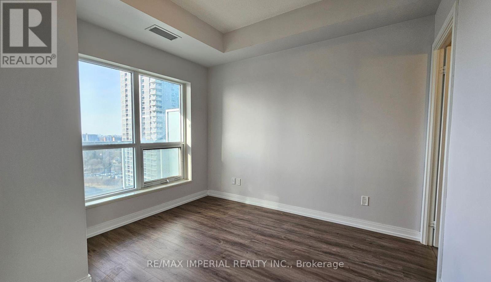 1215 - 181 Village Green Square, Toronto, Ontario M1S 0K6 - Photo 4 - E12610296