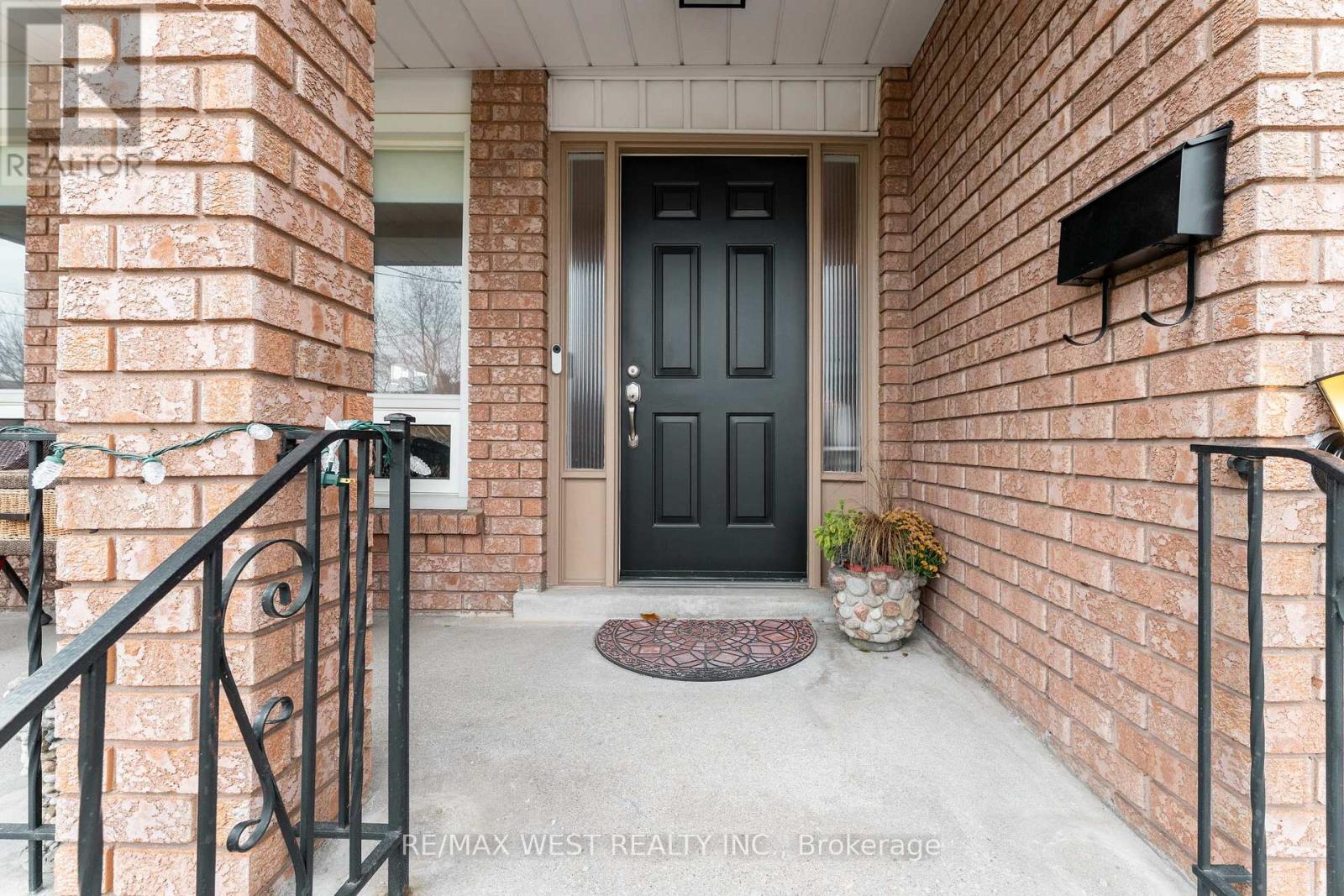 8 Hearne Avenue, Toronto, Ontario  M6L 3B8 - Photo 3 - W12610304