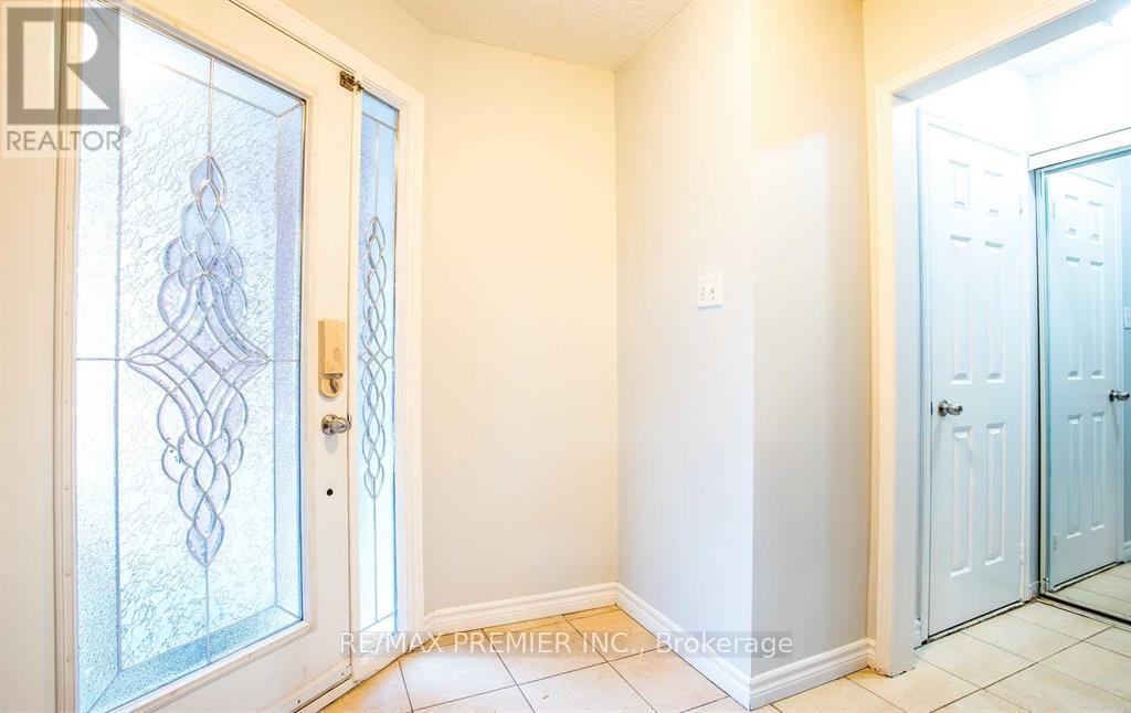 67 Sal Circle, Brampton, Ontario  L6R 1H6 - Photo 4 - W12610320