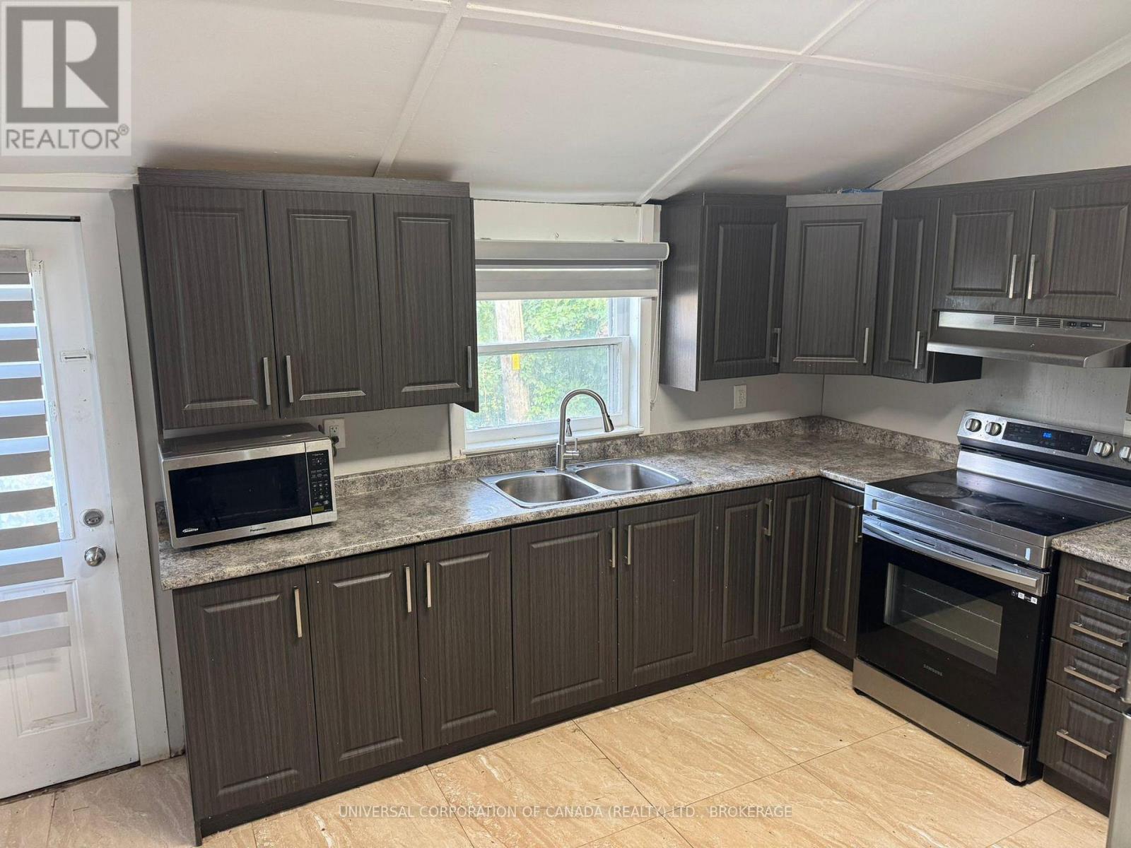 137 Ross Street, St. Thomas, Ontario  N5R 3X9 - Photo 5 - X12610436