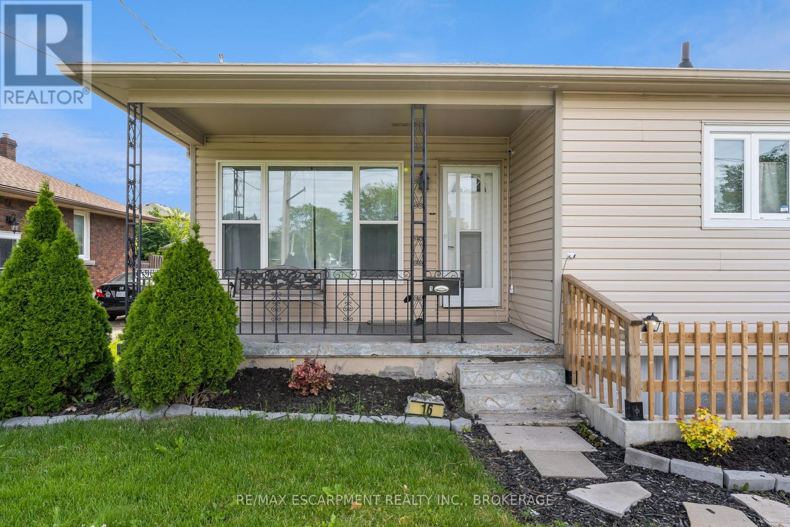 Main - 16 Golden Boulevard E, Welland, Ontario  L3B 1H2 - Photo 1 - X12610250