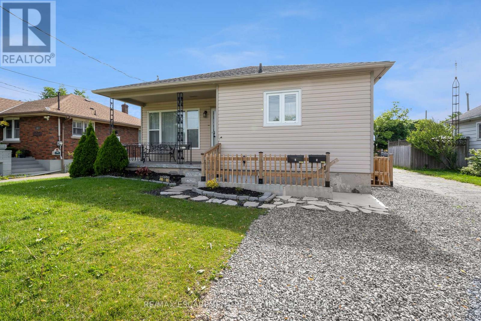 Main - 16 Golden Boulevard E, Welland, Ontario  L3B 1H2 - Photo 2 - X12610250