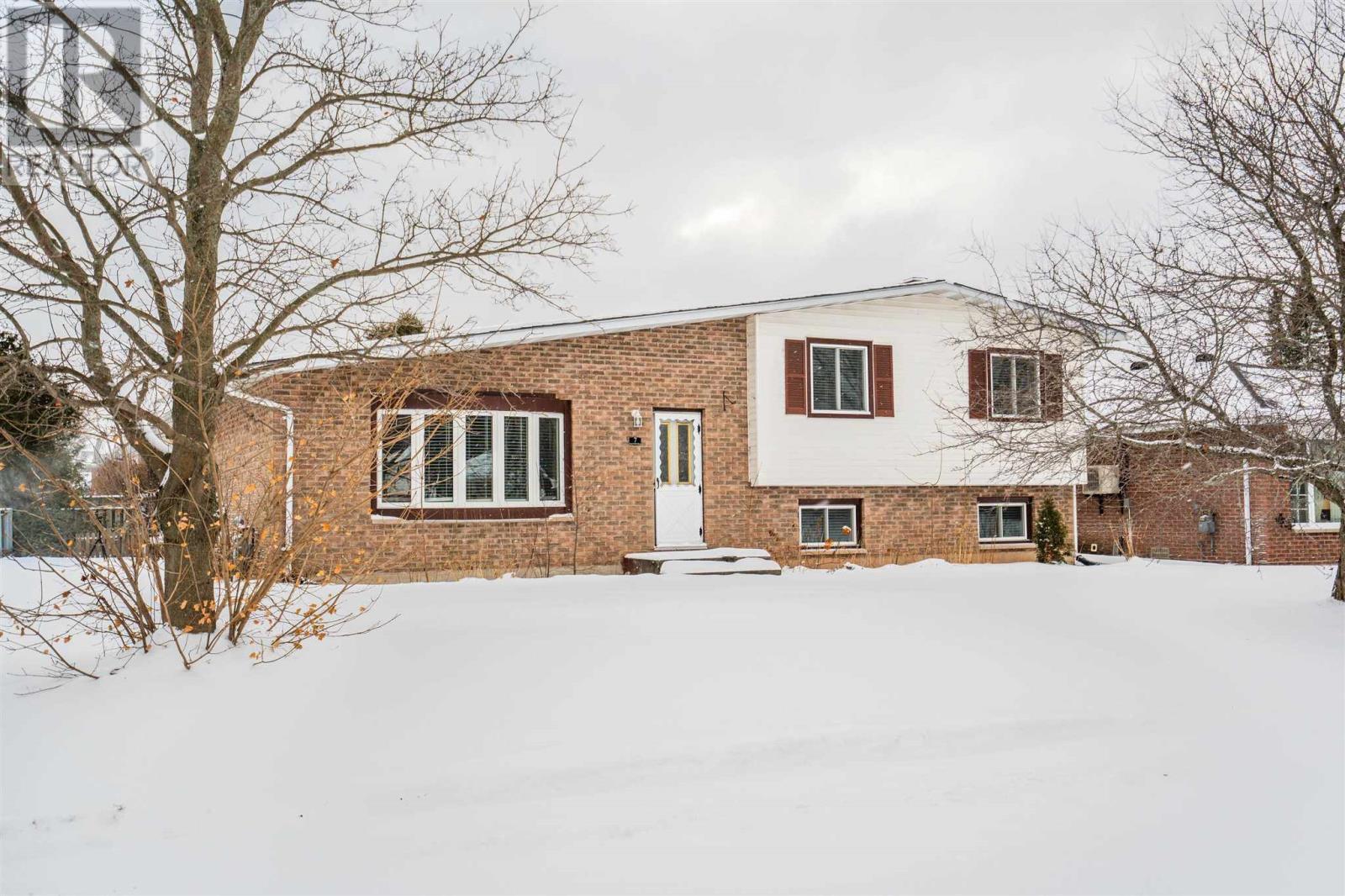 7 Fort Creek Dr, Sault Ste. Marie, Ontario P6C 5T7 - Photo 1 - SM253430