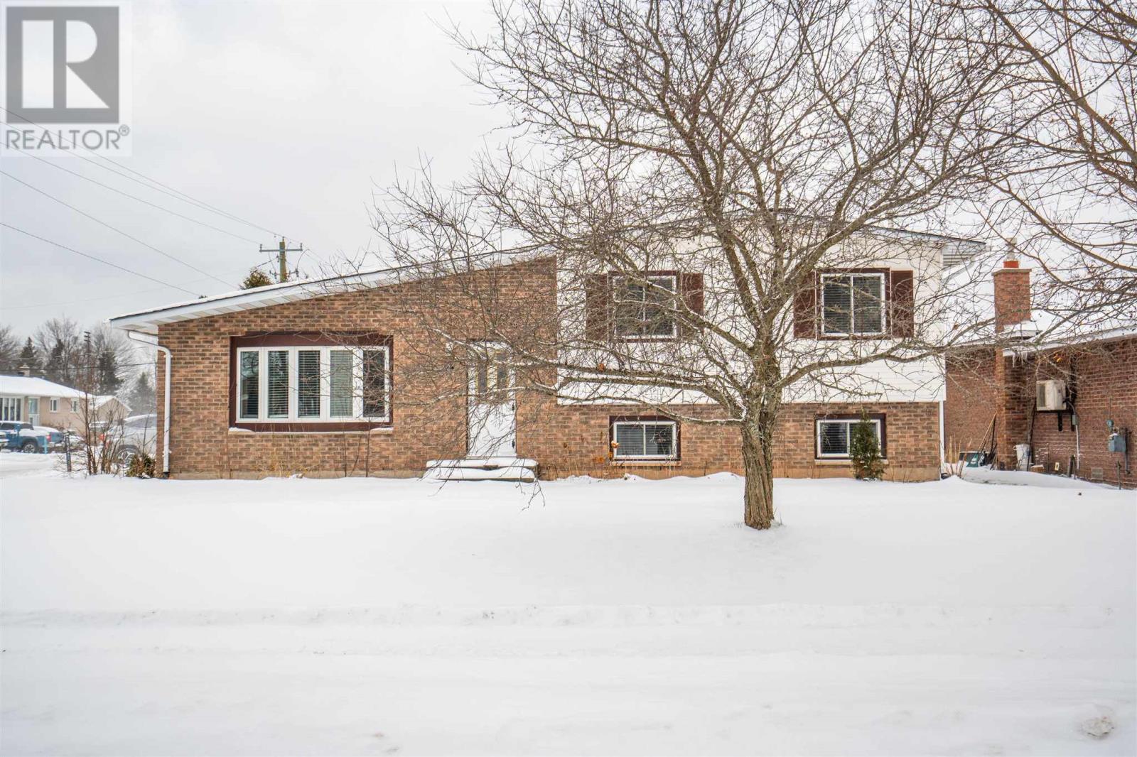 7 Fort Creek Dr, Sault Ste. Marie, Ontario P6C 5T7 - Photo 2 - SM253430