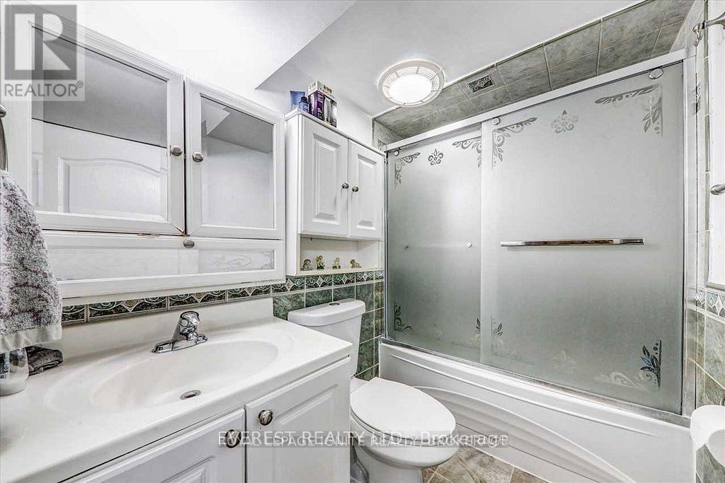 9 Benlight Crescent, Toronto, Ontario  M1H 1P4 - Photo 3 - E12610376