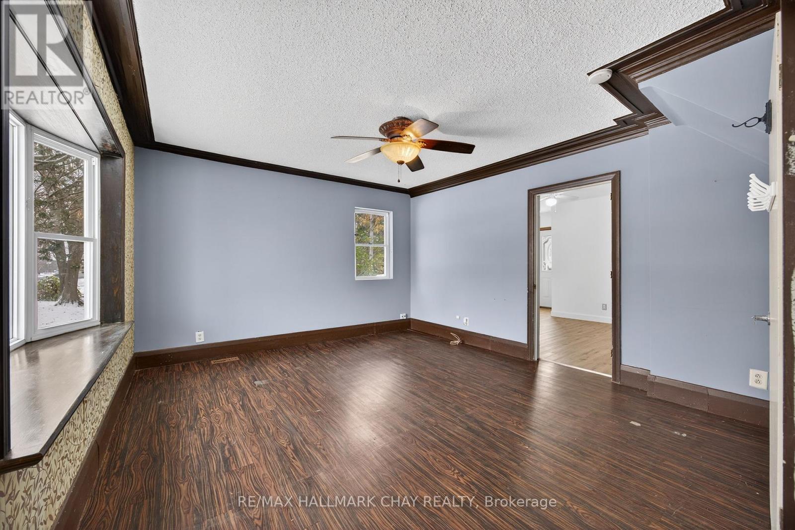 114 Burton Avenue, Barrie (Allandale), Ontario  L4N 2R8 - Photo 4 - S12610362