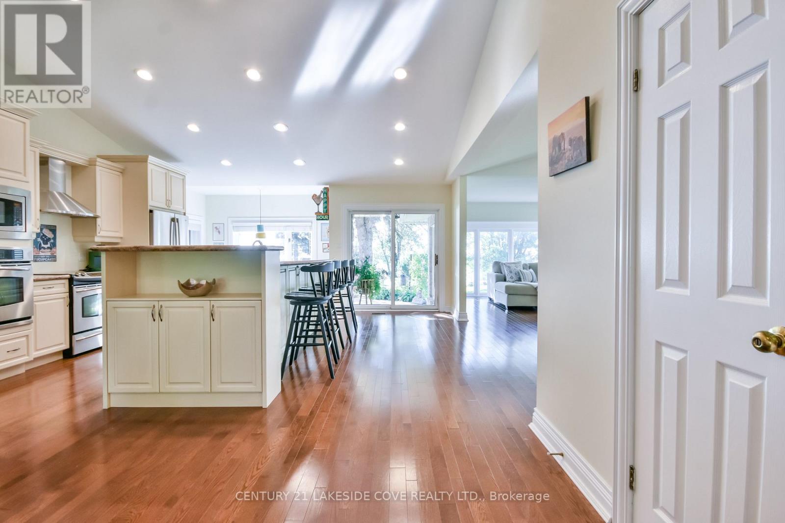 96 Bayshore Drive, Ramara (Brechin), Ontario  L0K 1B0 - Photo 10 - S12610404