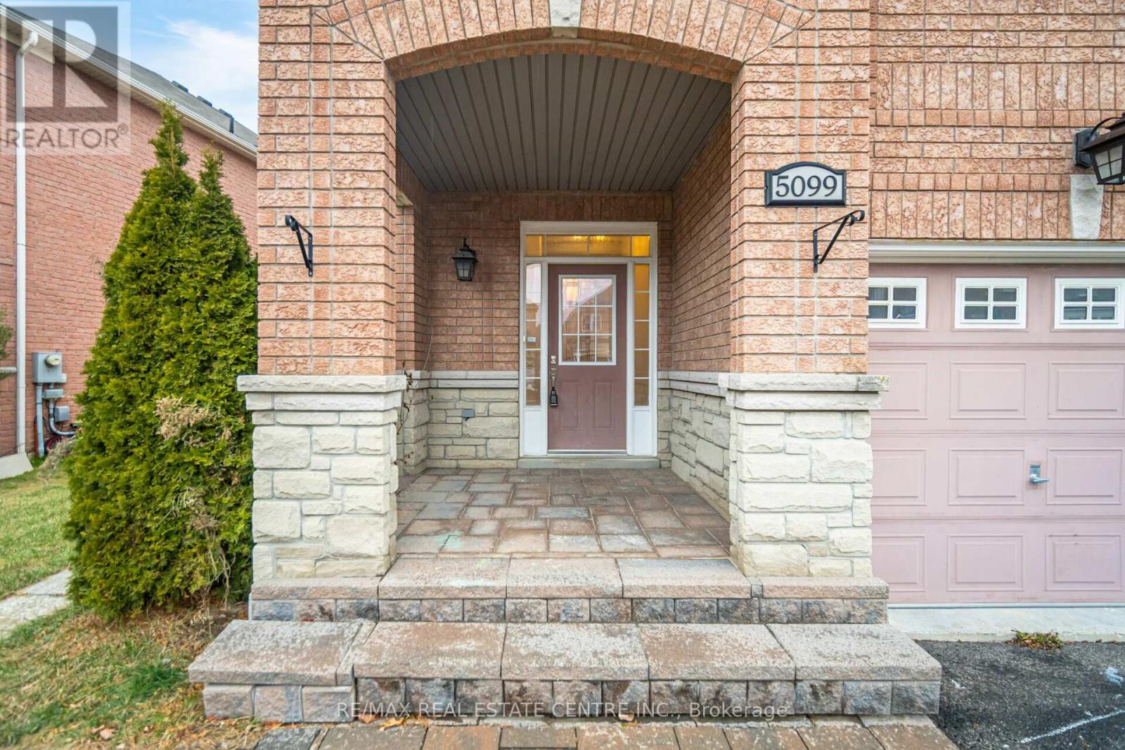 5099 Nestling Grove E, Mississauga, Ontario  L5M 0L3 - Photo 3 - W12610348