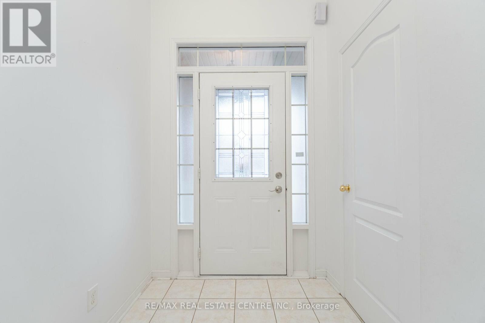 5099 Nestling Grove E, Mississauga, Ontario  L5M 0L3 - Photo 4 - W12610348