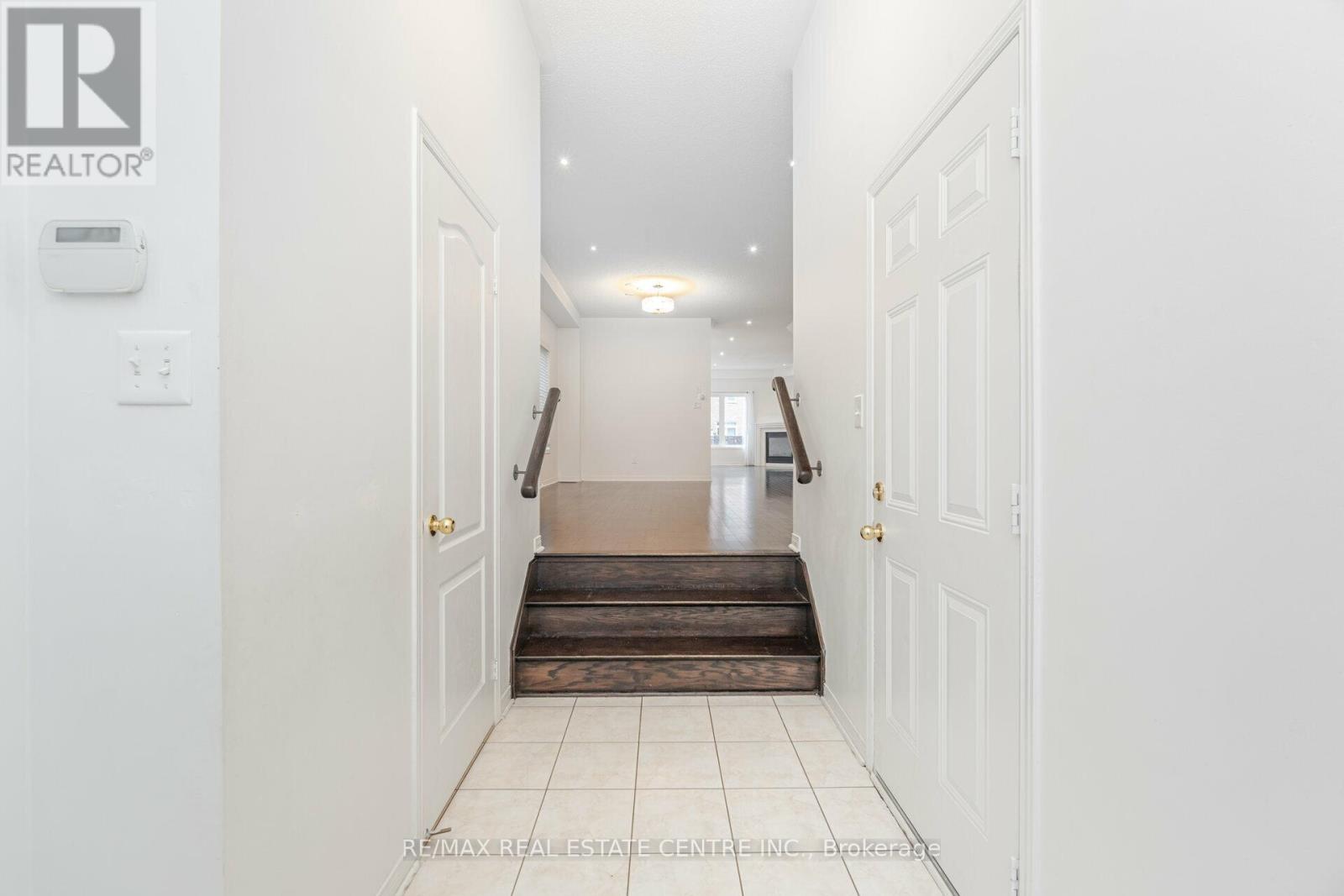 5099 Nestling Grove E, Mississauga, Ontario  L5M 0L3 - Photo 5 - W12610348