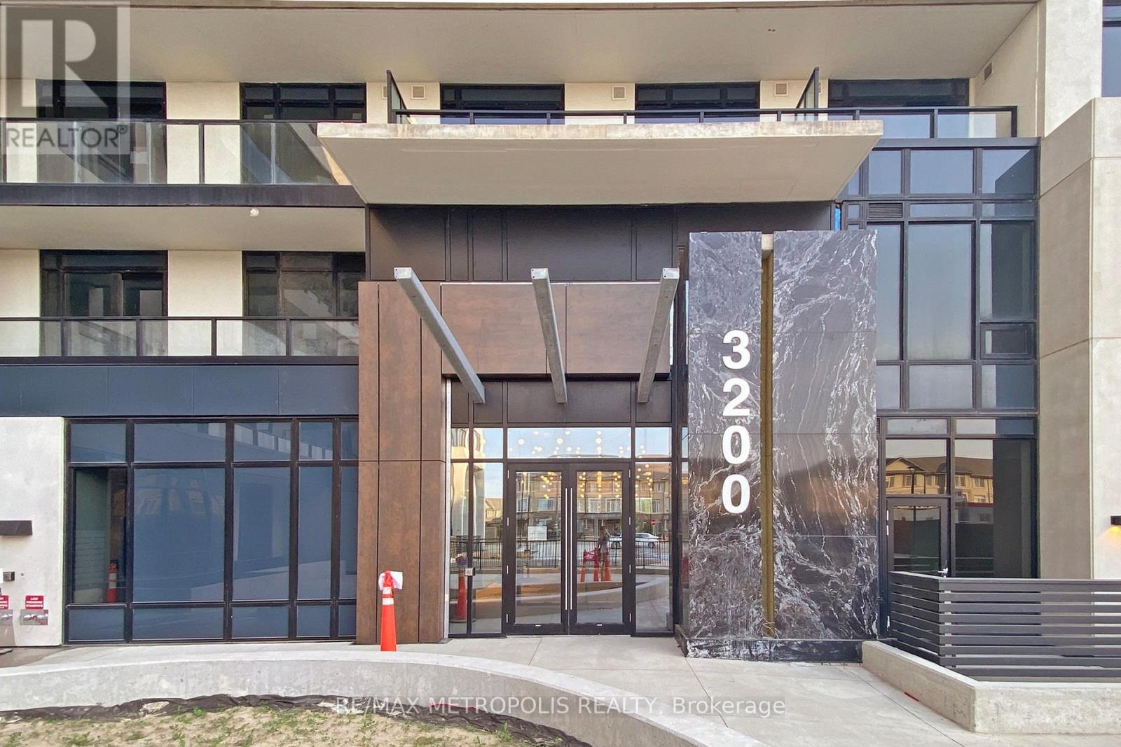 304 - 3200 William Coltson Avenue, Oakville, Ontario  L6H 7C2 - Photo 4 - W12610456