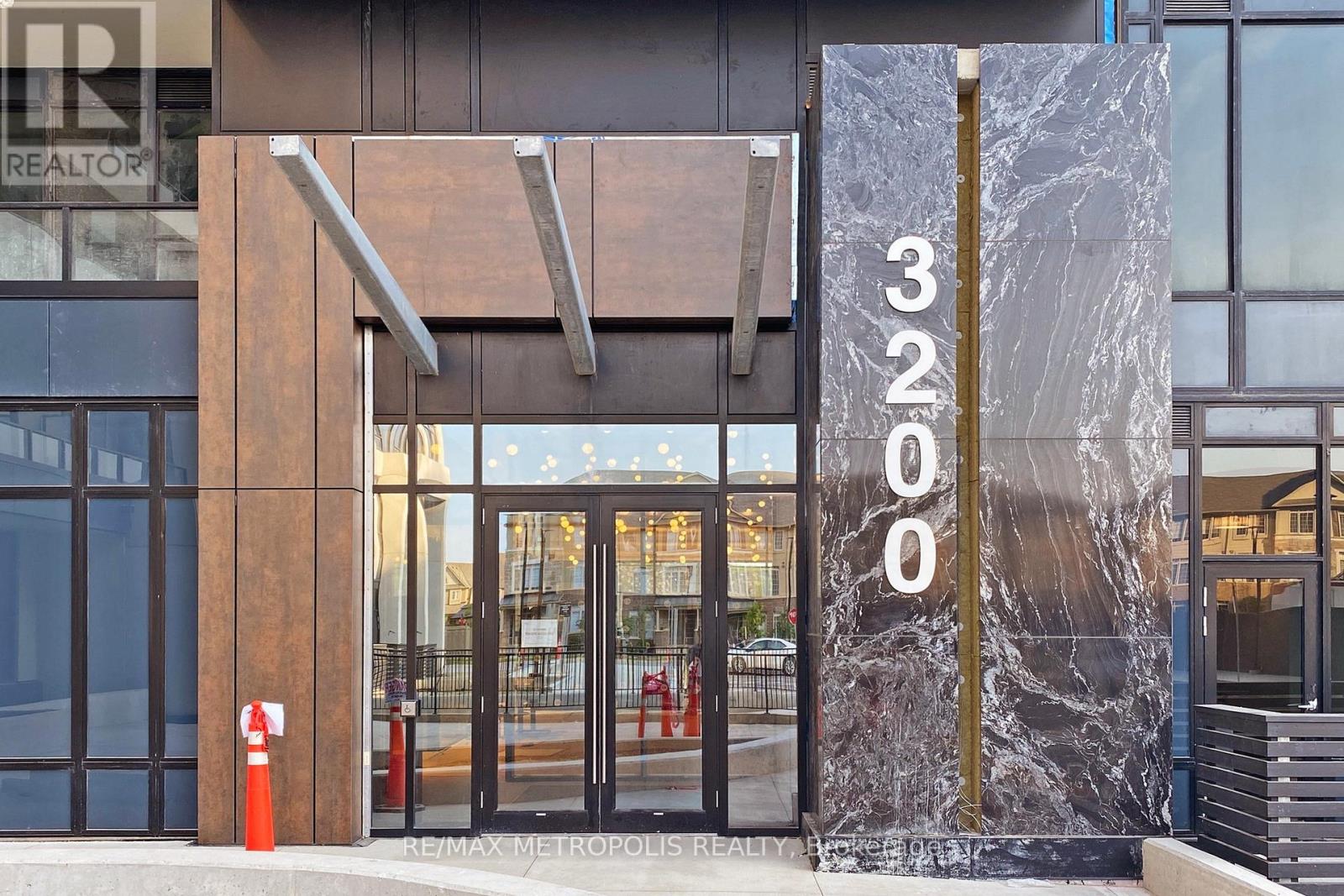 304 - 3200 William Coltson Avenue, Oakville, Ontario  L6H 7C2 - Photo 5 - W12610456