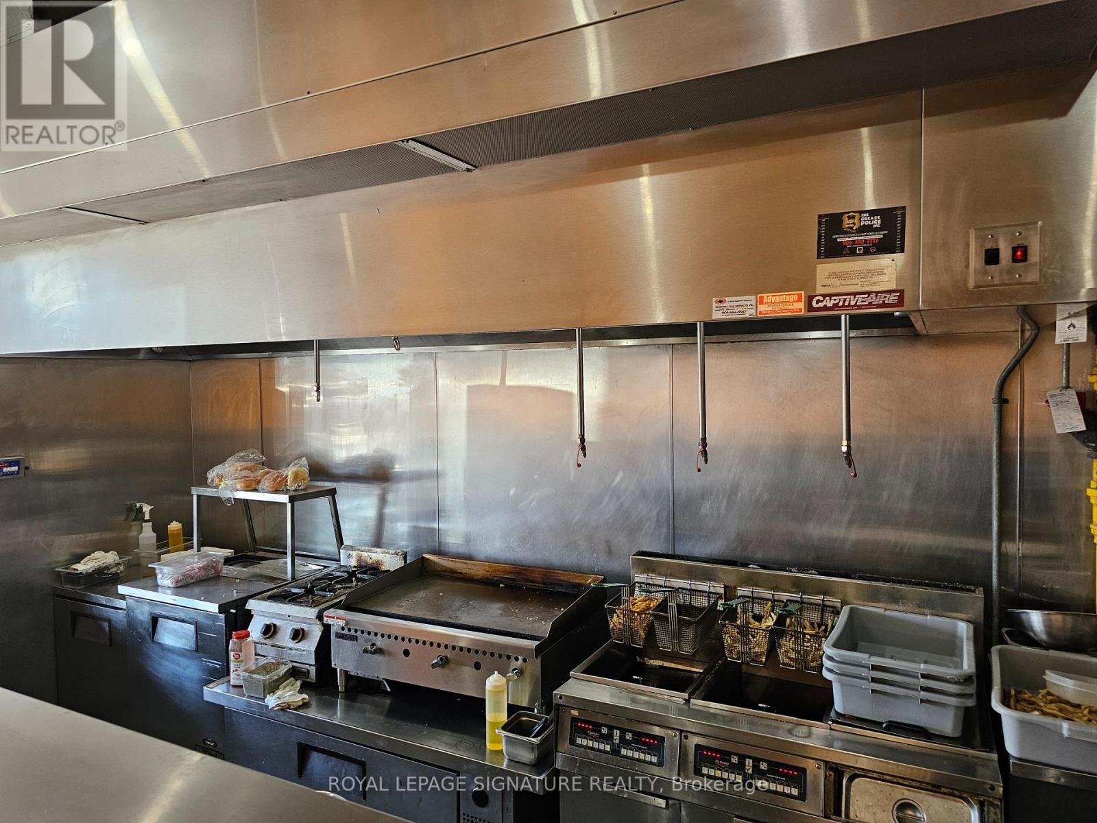 343 Glendale Avenue, St. Catharines, Ontario  L2T 0A1 - Photo 4 - X12610340