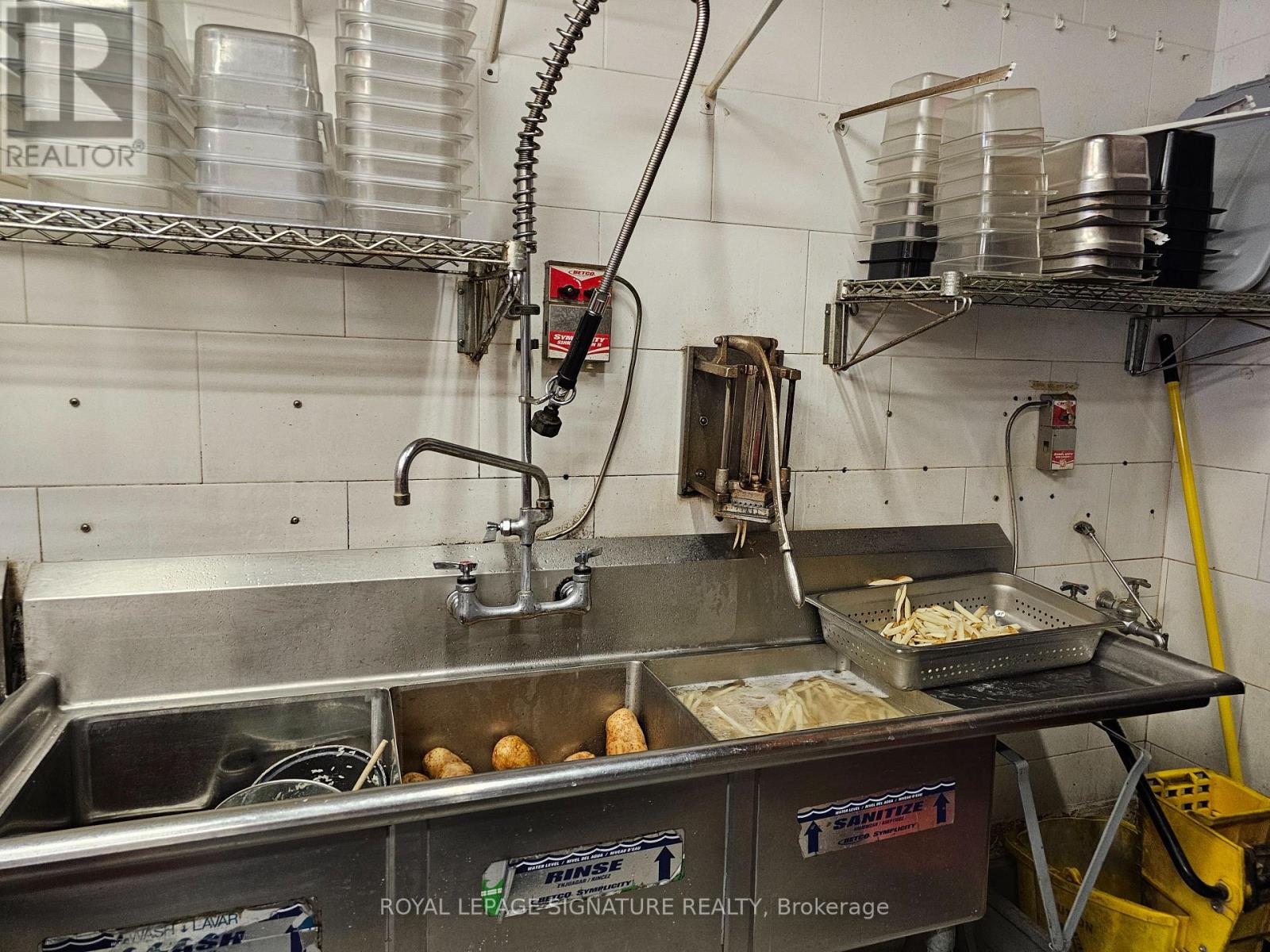 343 Glendale Avenue, St. Catharines, Ontario  L2T 0A1 - Photo 8 - X12610340