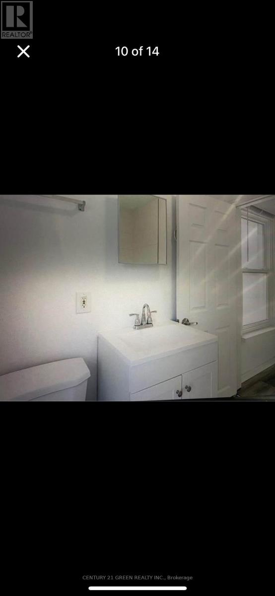 Upper - 12 Lawrence Avenue, Guelph (St. Patrick's Ward), Ontario  N1E 5Y3 - Photo 10 - X12610476