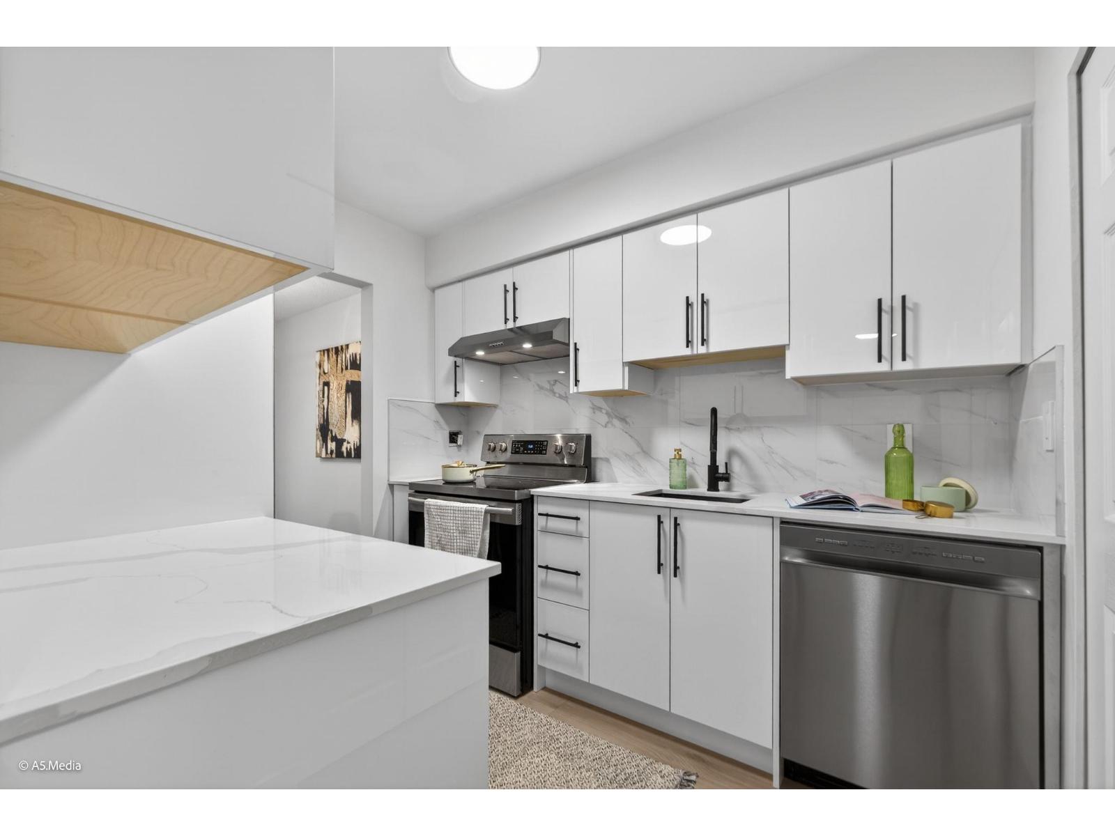 803 10620 150 Street, Surrey, British Columbia V3R 7S1 - Photo 4 - R3072664