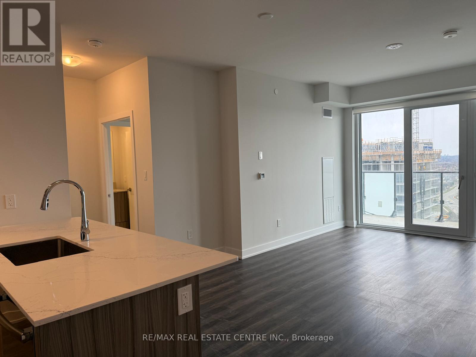 2007 - 430 Square One Drive, Mississauga, Ontario L5B 0P6 - Photo 2 - W12603388