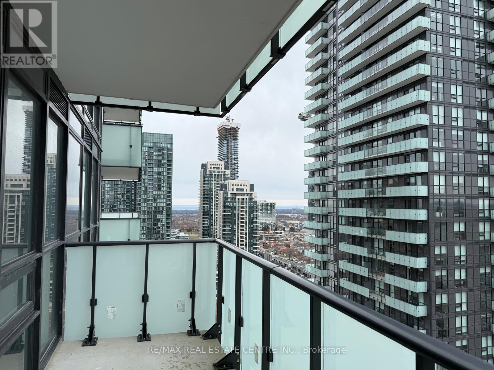 2007 - 430 Square One Drive, Mississauga, Ontario L5B 0P6 - Photo 26 - W12603388