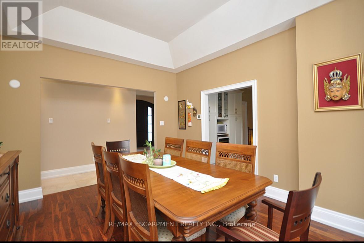 225 Forestwood Drive, Oakville, Ontario  L6J 4E5 - Photo 10 - W12610518