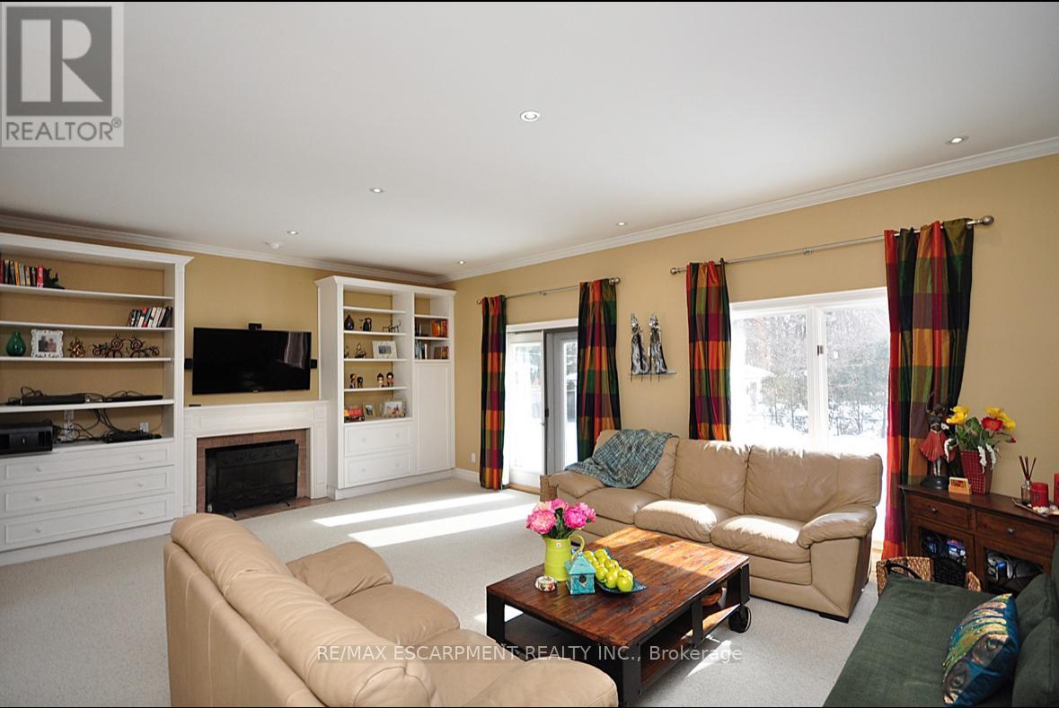 225 Forestwood Drive, Oakville, Ontario  L6J 4E5 - Photo 11 - W12610518