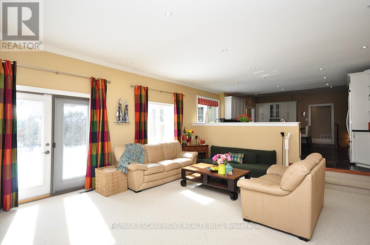 225 Forestwood Drive, Oakville, Ontario  L6J 4E5 - Photo 13 - W12610518