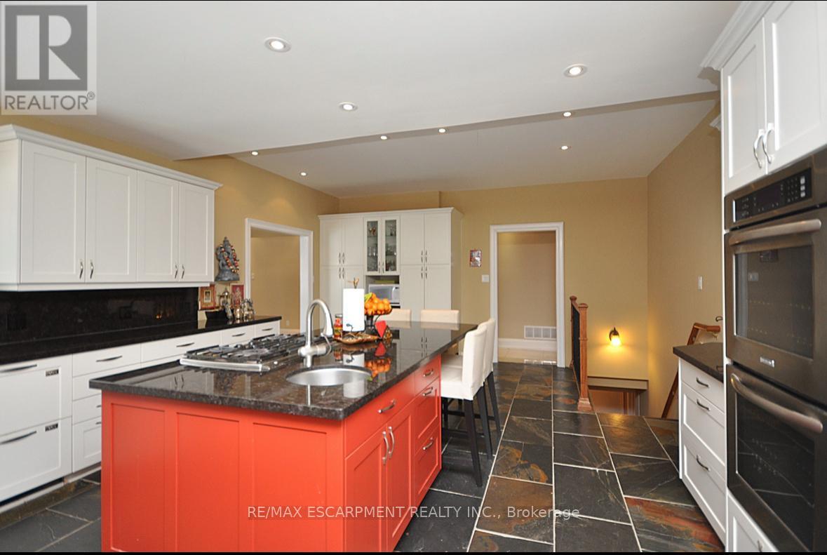 225 Forestwood Drive, Oakville, Ontario  L6J 4E5 - Photo 16 - W12610518