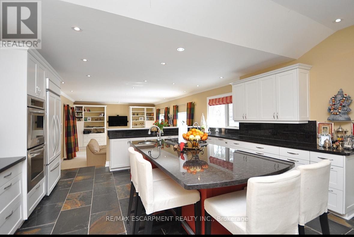 225 Forestwood Drive, Oakville, Ontario  L6J 4E5 - Photo 19 - W12610518