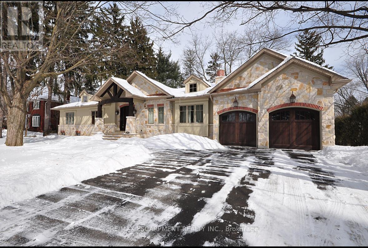 225 Forestwood Drive, Oakville, Ontario  L6J 4E5 - Photo 2 - W12610518