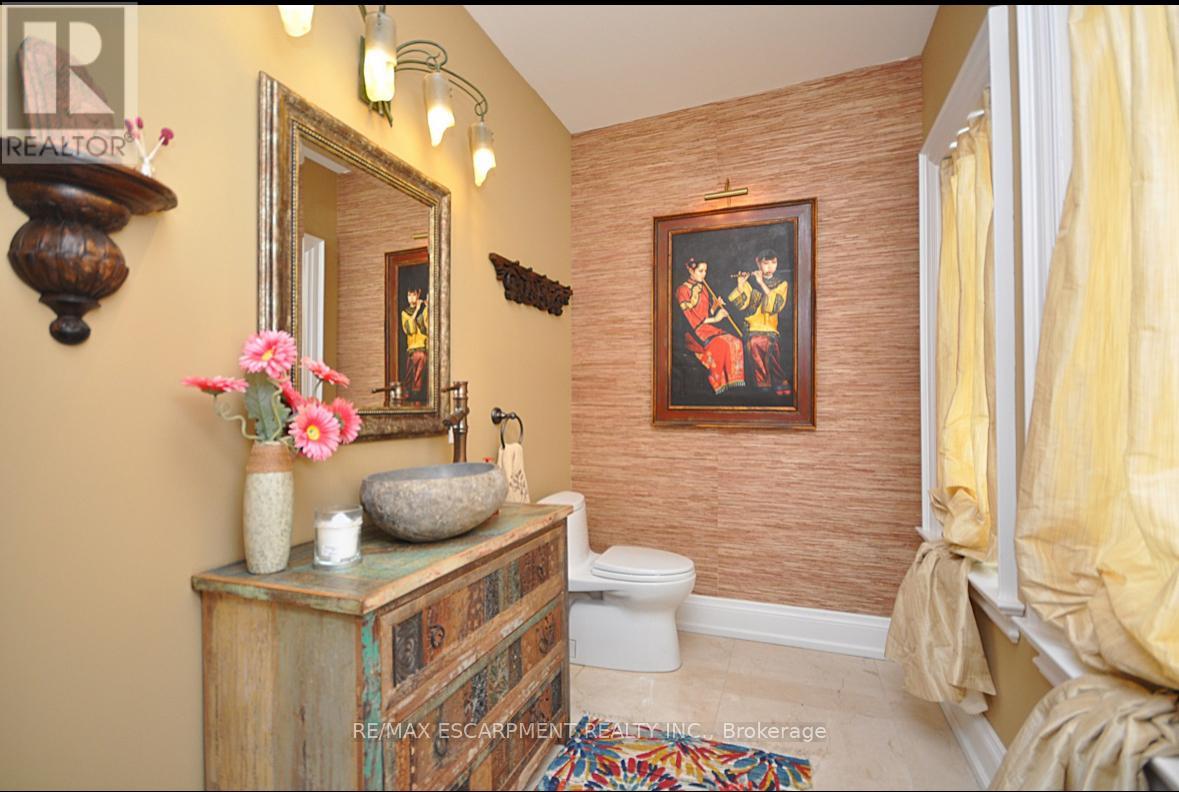 225 Forestwood Drive, Oakville, Ontario  L6J 4E5 - Photo 23 - W12610518