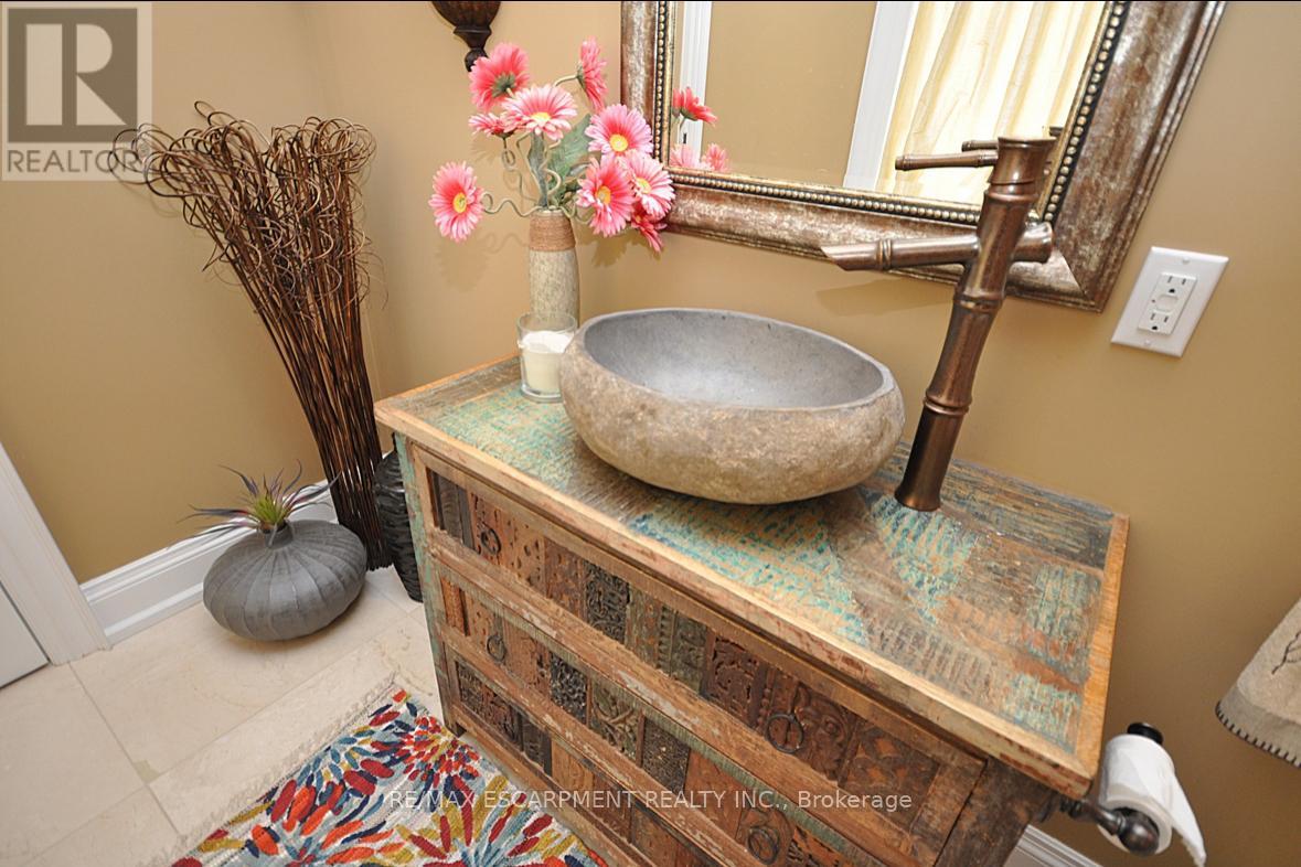 225 Forestwood Drive, Oakville, Ontario  L6J 4E5 - Photo 24 - W12610518