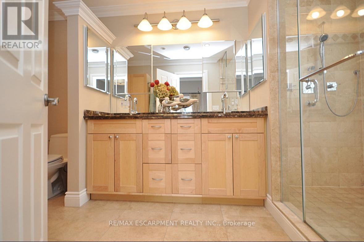 225 Forestwood Drive, Oakville, Ontario  L6J 4E5 - Photo 32 - W12610518