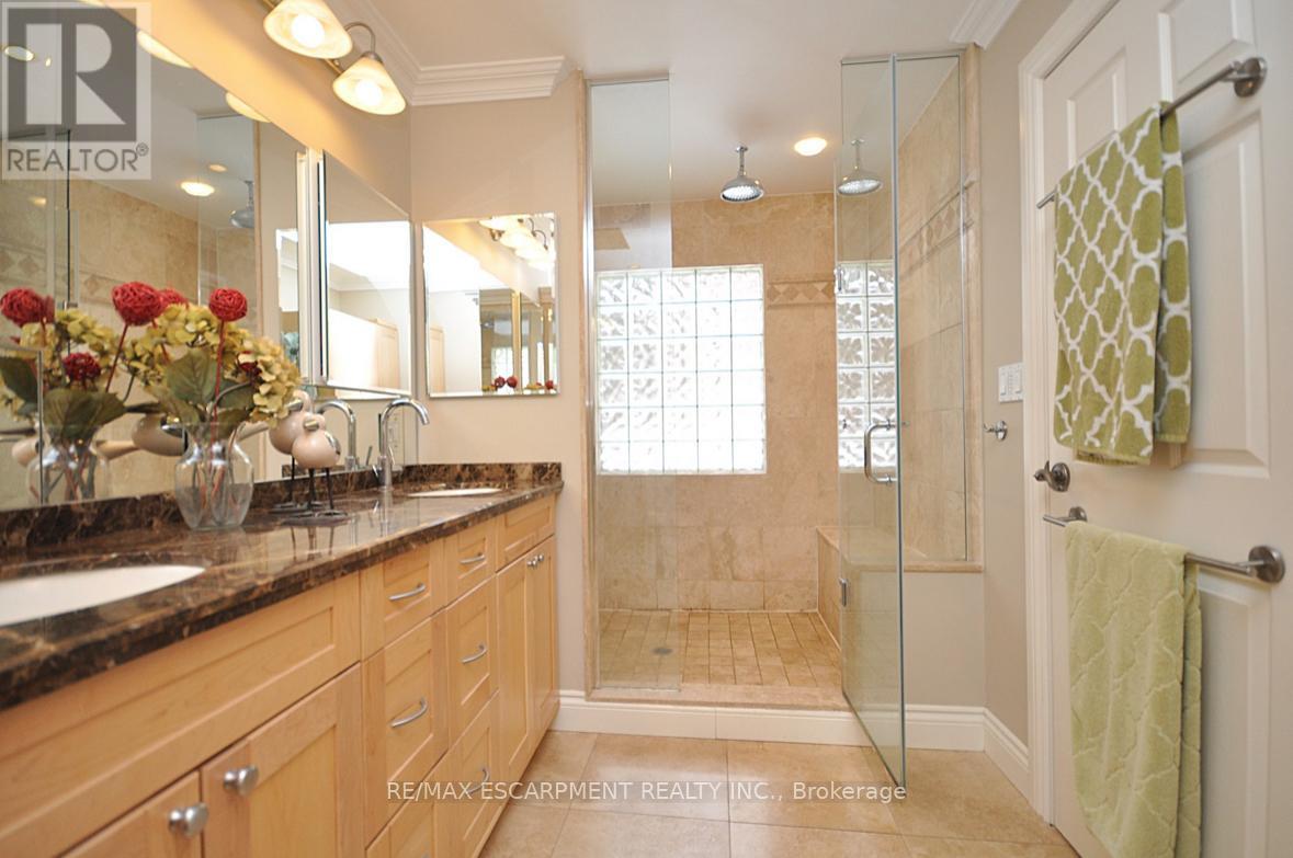 225 Forestwood Drive, Oakville, Ontario  L6J 4E5 - Photo 34 - W12610518