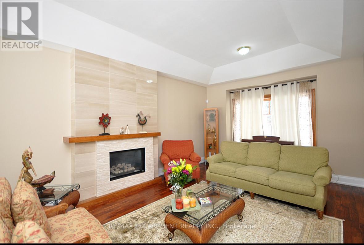 225 Forestwood Drive, Oakville, Ontario  L6J 4E5 - Photo 4 - W12610518