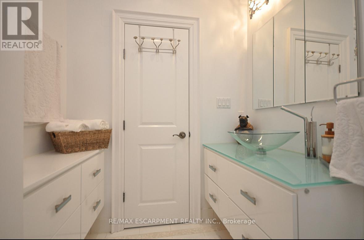 225 Forestwood Drive, Oakville, Ontario  L6J 4E5 - Photo 42 - W12610518