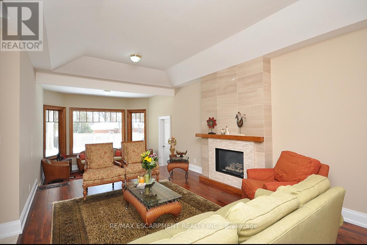 225 Forestwood Drive, Oakville, Ontario  L6J 4E5 - Photo 5 - W12610518