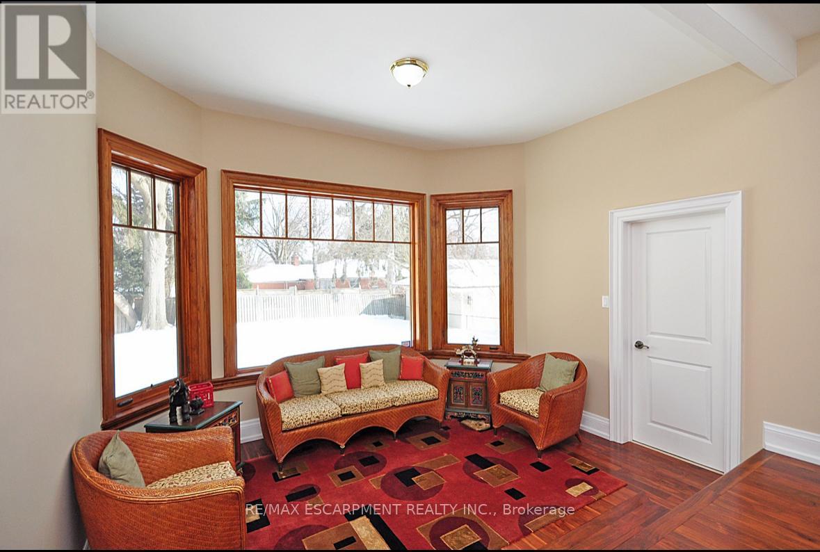 225 Forestwood Drive, Oakville, Ontario  L6J 4E5 - Photo 7 - W12610518