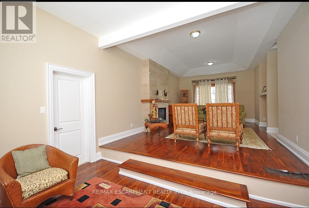 225 Forestwood Drive, Oakville, Ontario  L6J 4E5 - Photo 8 - W12610518