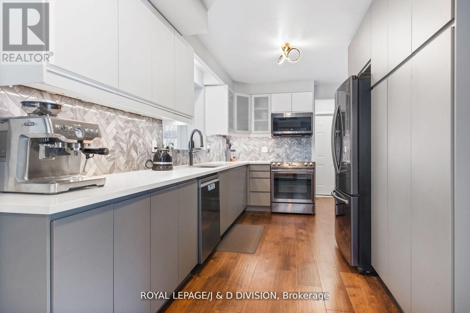 4226 Longmoor Drive, Burlington, Ontario  L7L 4Z9 - Photo 7 - W12610576