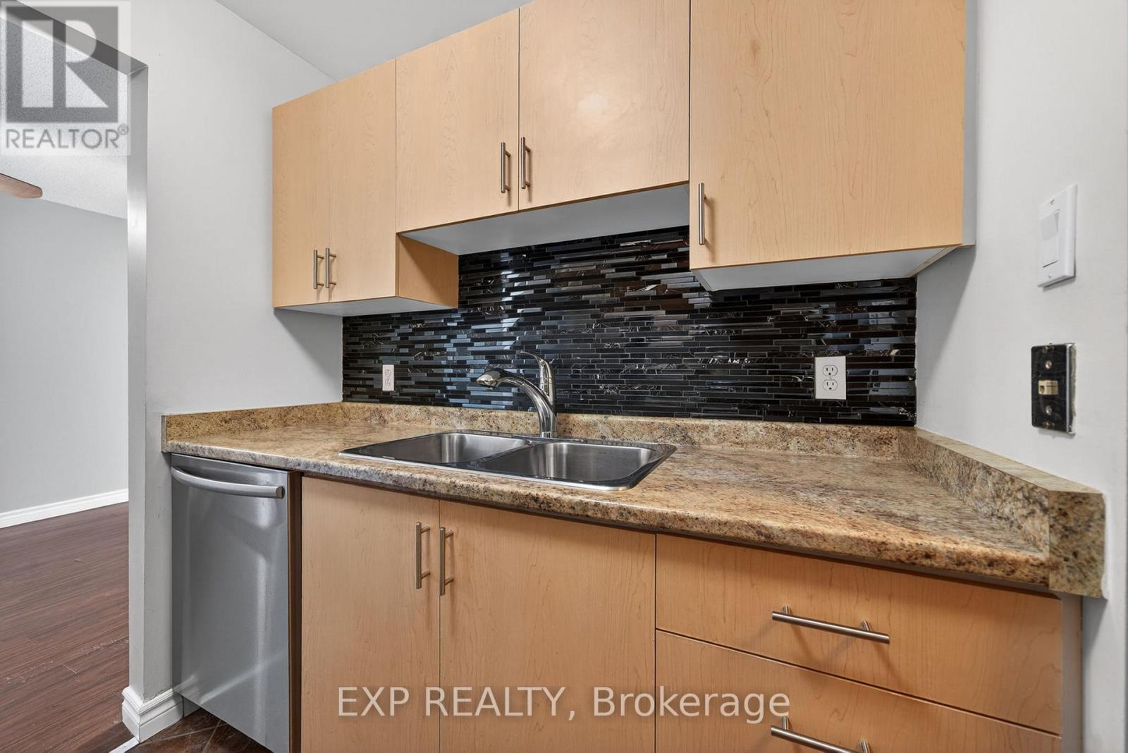 211 - 727 Deveron Crescent, London South, Ontario  N5Z 4X4 - Photo 8 - X12610720