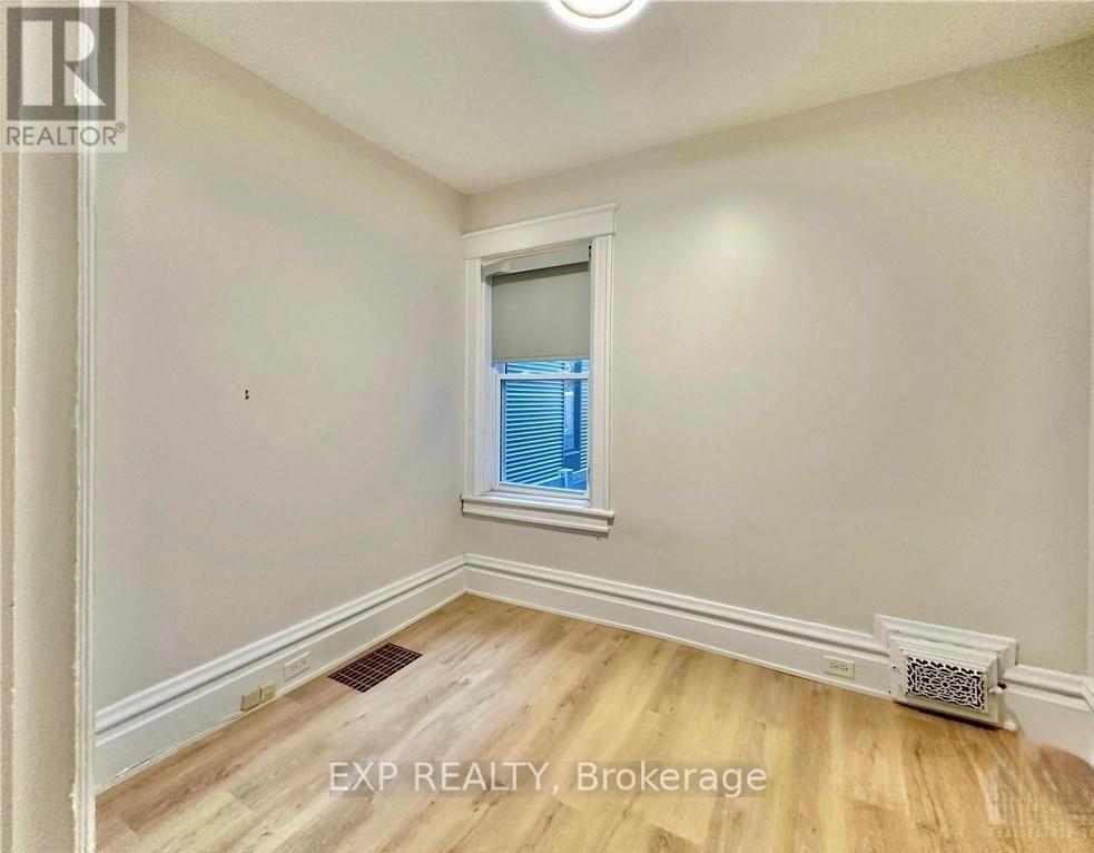 2 - 162 Ivy Crescent, Ottawa, Ontario  K1M 1X6 - Photo 9 - X12610742