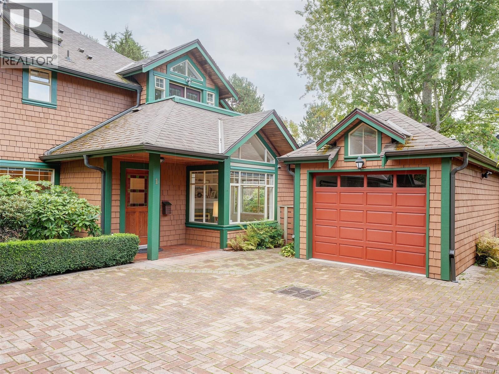 1 2573 Kilgary Pl, Saanich, British Columbia
