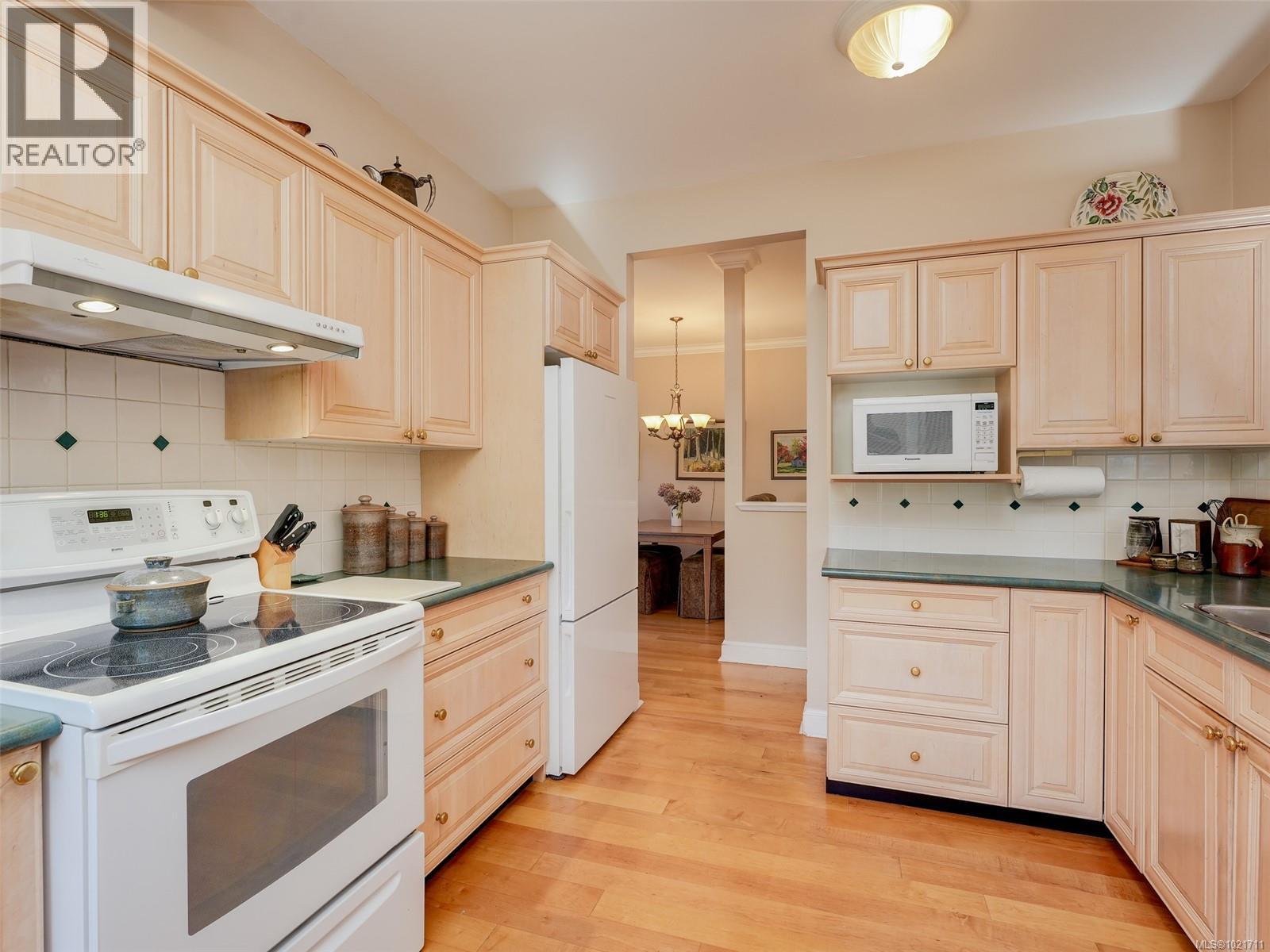 1 2573 Kilgary Pl, Saanich, British Columbia V8N 1J7 - Photo 7 - 1021711