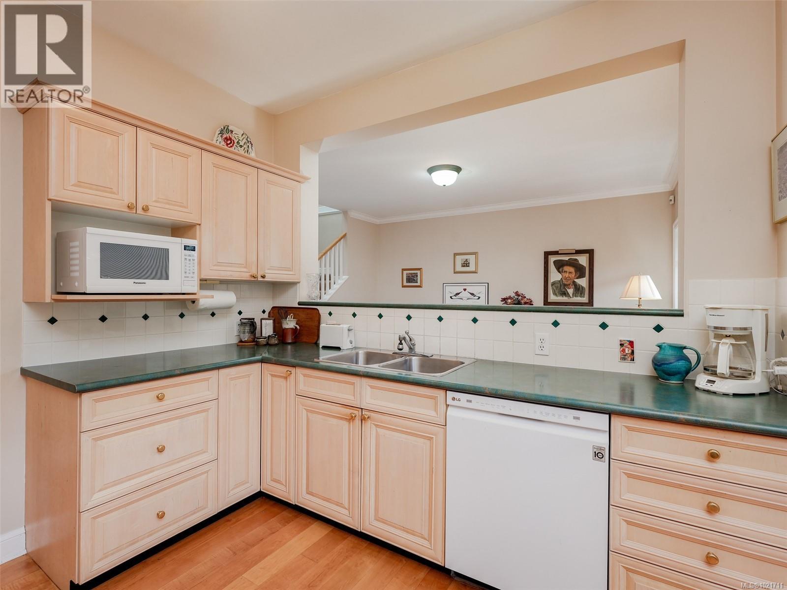 1 2573 Kilgary Pl, Saanich, British Columbia V8N 1J7 - Photo 9 - 1021711