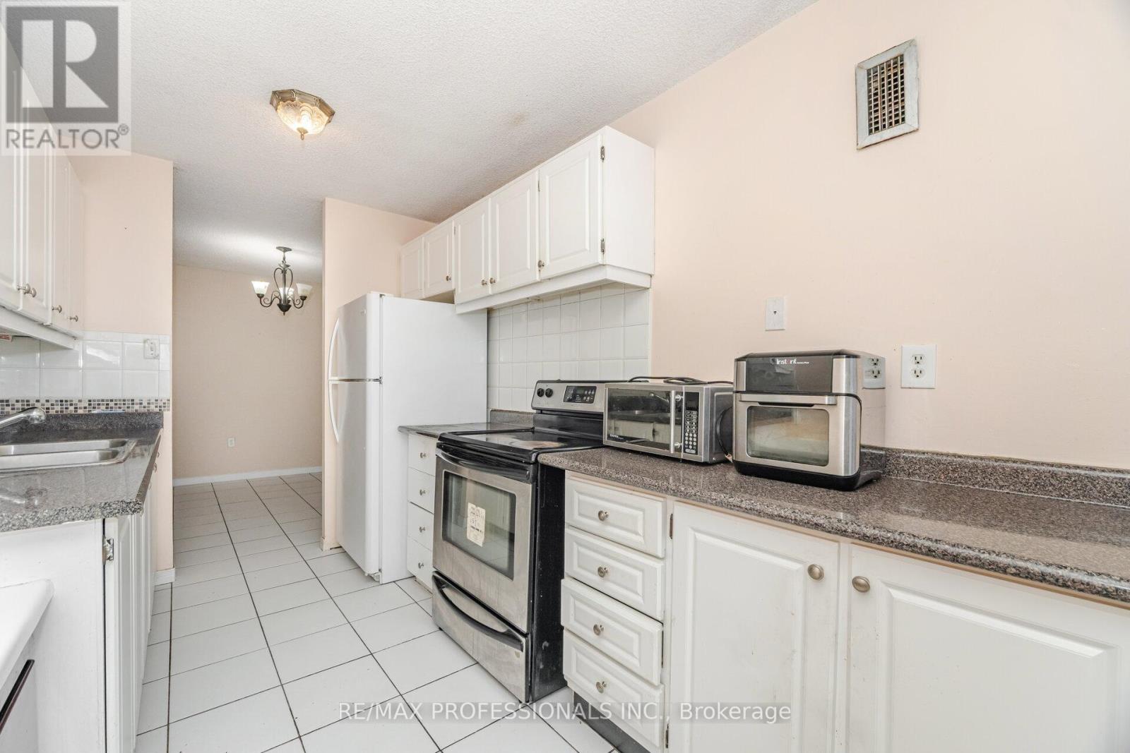 1109 - 4 Kings Cross Road, Brampton (Queen Street Corridor), Ontario  L6T 3X8 - Photo 17 - W12610584