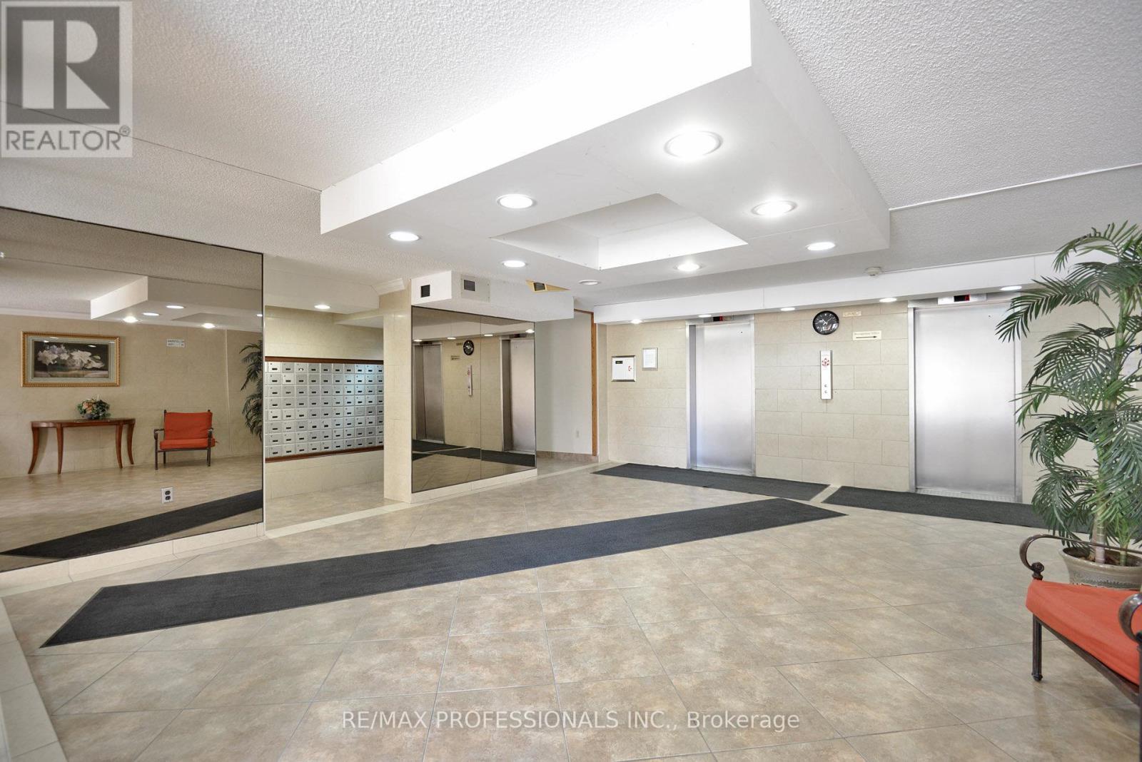 1109 - 4 Kings Cross Road, Brampton (Queen Street Corridor), Ontario  L6T 3X8 - Photo 5 - W12610584